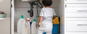 Richtige Lagerung von für Kinder giftigen Stoffen.